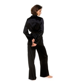 Caída fluida del pijama de seda negro y azul